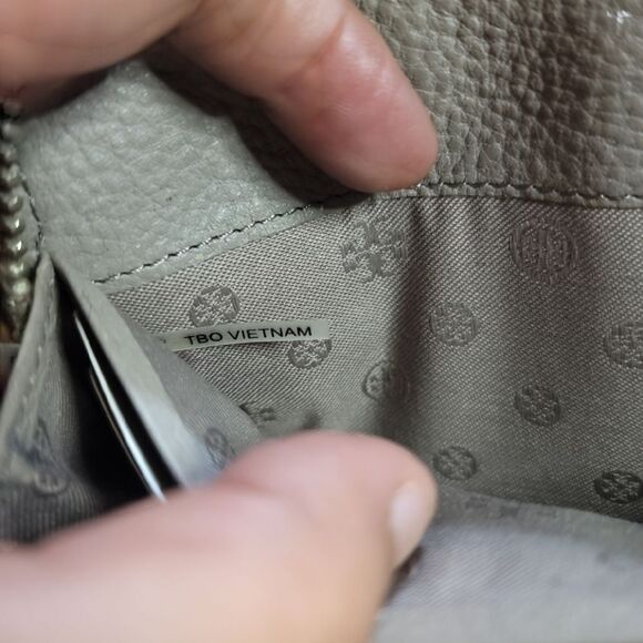 Tory Burch Beige Wallet with Gold Logo with Tory dust bag euc - Picture 10 of 11